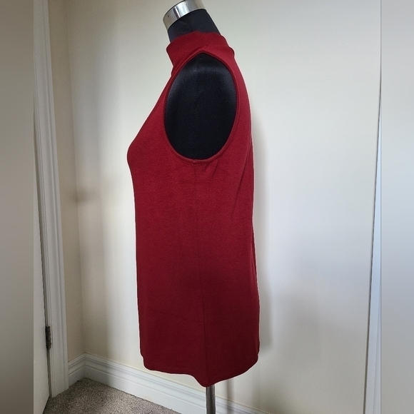 RW & CO Red Sleeveless Mock neck Top Size Medium NWT - Picture 2 of 6